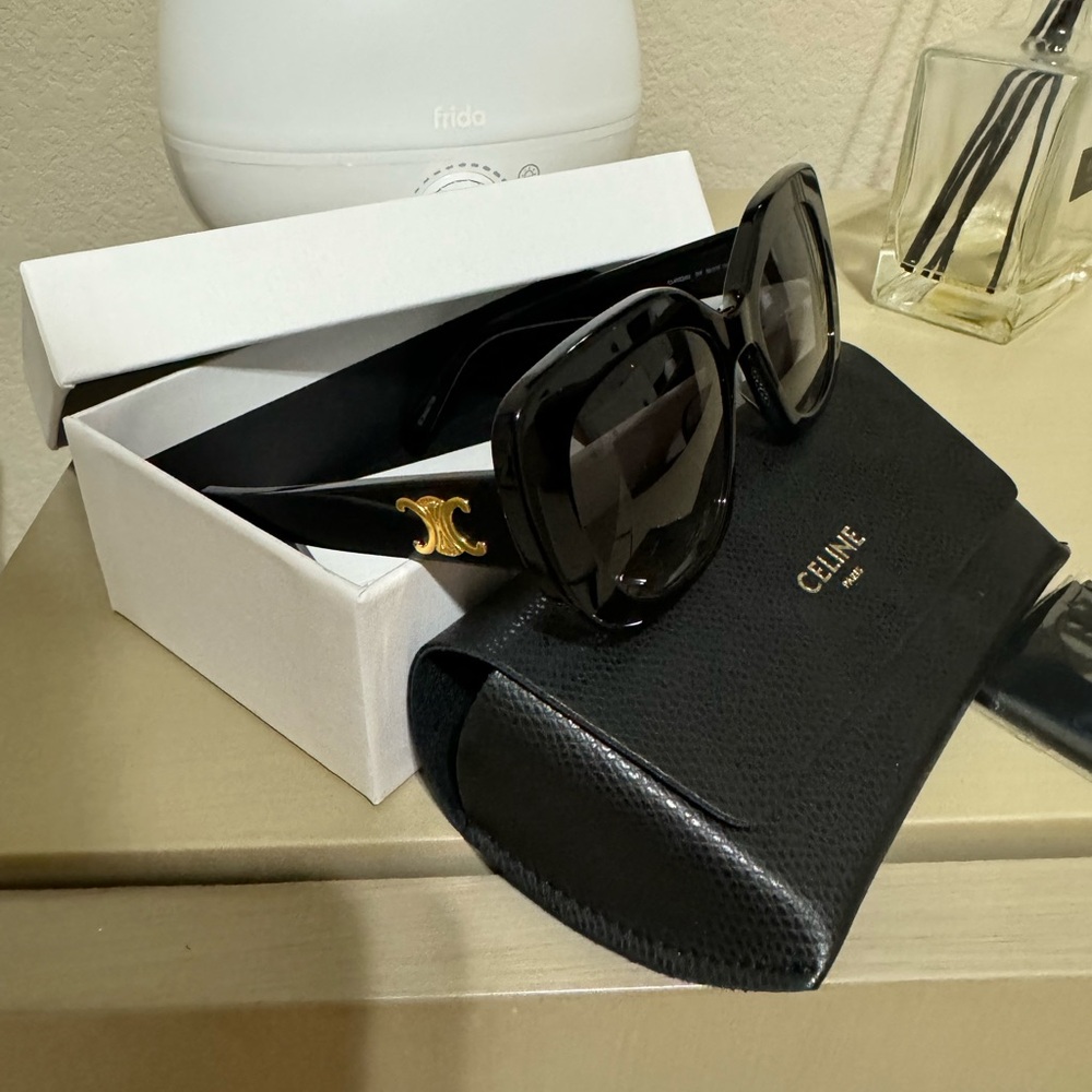 Triomphe Sunglasses
CELINE.